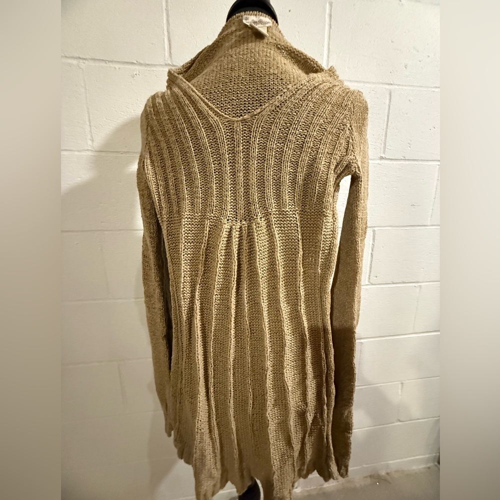 Buckle Daytrip taupe knit tunic sweater. V-neck babydoll style pleated front.